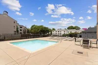 Image de Apartment in the Fourth Ward\n\n