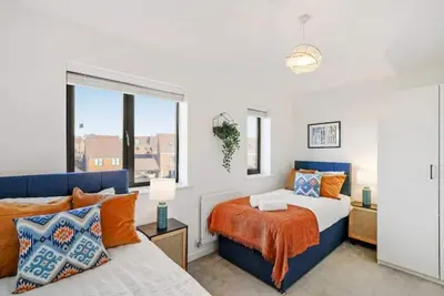Image de Kent Ebbsfleet Townhouse sleeps 9 free parking