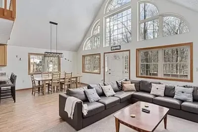 Image de 3-level home w/ open floor plan, hot tub & golf cart access - near everything!