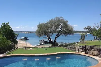 Image de Luxury Resort Style Home on Lake Travis with Pool\n\n