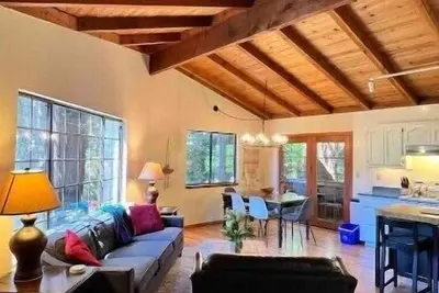Image de Guerneville Treehouse\n\n
