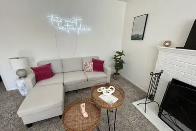 Image de Entire Home by Newport Beach, Disneyland and Sna! Pet Friendly Home Downtown