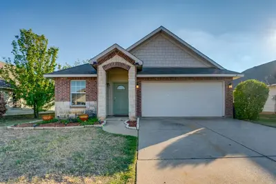 Image de Private Yard & Patio: Fort Worth Family Home