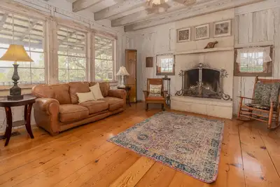 Image de Antique log home, built in 1852 in St. Geneviève, Mo