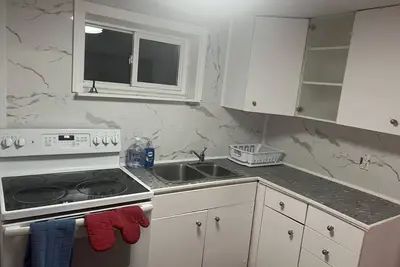 Image de A homey fully furnished basement Apartment. Sleeps Eight. Close to all amenities