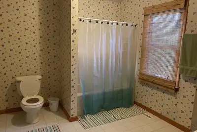 Image de Cozy cottage, 5 min away from shopping center, access to the lake, great views