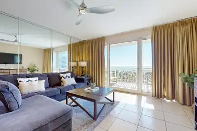 Image de 5th-floor condo with Gulf views, heated pool, gym, Bbq area, & private balcony