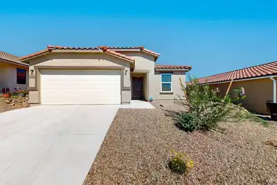 Image de Dog-friendly modern home with children's items, open-concept layout, & W\/D