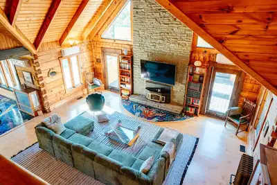 Image de Majestic log home on 20 private acres near ski resort w/pool & hot tub