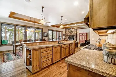 Image de Luxury Mountain Retreat with Scenic Views