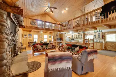 Image de Pet-Friendly House w/ Deck: Near Crater Lake!