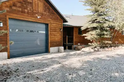 Image de Sweetwater Cabin - private backyard, hot tub, bunk room & views of Bear Lake