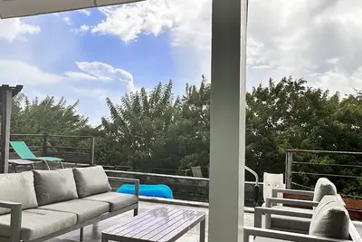 Image de Villa Ocean Blue, avec piscine et bain de soleil proche de toutes les plages