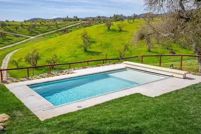 Image de Vina Vista Estate with year round heated pool & 360 degree views\n\n