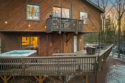 Image de Harmony Hill Hideaway: *Decorated For The Holidays*Barrel Sauna & Hot Tub