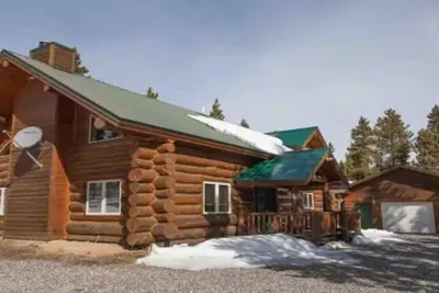 Image de Snowmobile/hunting lodge, Gtnp, Togwotee pass, winds