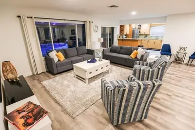 Image de Parkes Place-Stylish Retreat-Salt Water Pool