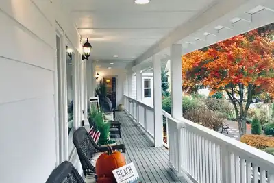 Image de Historic Haven Across From Puget Sound High Speed Internet.