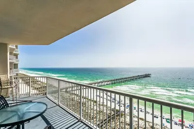 Image de Casa De View: 14th Floor Lux Condo Sleeps 8! Heated Pool and Hot Tub! Includes Beach Service!