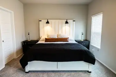 Image de Brand New Cozy home near Rafb - 86\" Tv w\/ game system, grill, and more