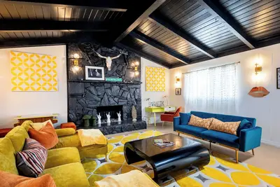 Image de Mid-Century • Pool & Spa • Games • Near JTree Park