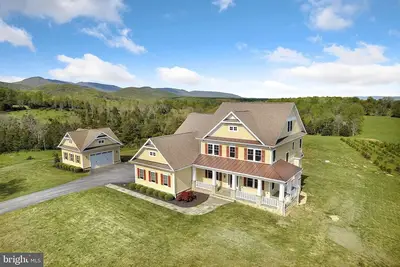 Image de Breathtaking Views Farmhouse Estate on 3 levels w/ nearby activities year-round.