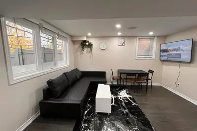 Image de Lovely 2 Bedrooms with Backyard l Basement Apt.