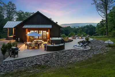 Image de ✨ Secluded Luxury w/ Hot Tub, Firepit, Bar + Ultimate Privacy & Views