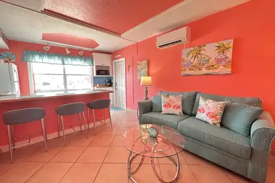 Image de Beachfront Complex Just Steps To The Ocean Free Parking Full Kitchen Heated Pool