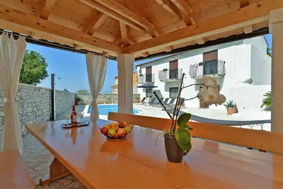 Image de Maison de vacances avec piscine et terrasse avec barbecue