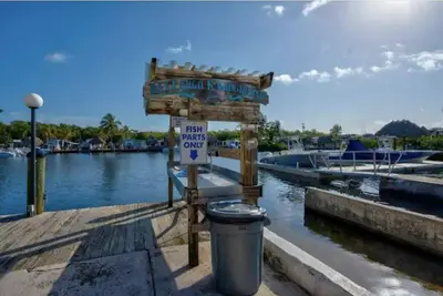 Kampground Escape w/ Kayaks, Heated Pool & Marina!