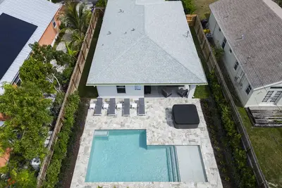 Image de Luxury 4-Bedroom house with Heated Saltwater Pool, Jacuzzi, & Easy Self Check-In