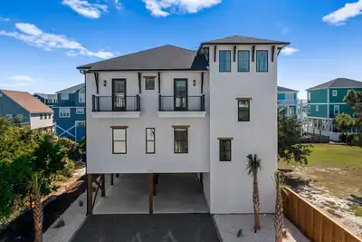 Image de Brand new modern beach home with elevator, pool, marsh view, 2 min walk to beach
