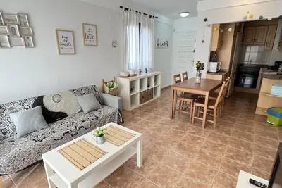 Image de Appartement de 2 chambres pour 4 personnes avec piscine près de la plage.