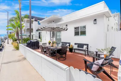 Image de Updated cottages with lovely outdoor space & natural lighting - great location