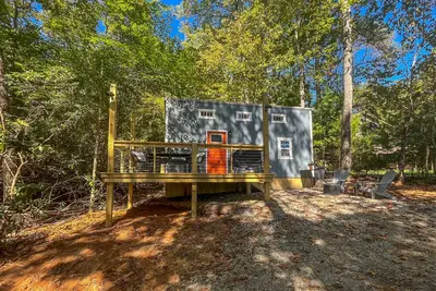 Image de Lakeview tiny home with a loft, full kitchen, furnished deck, & firepit