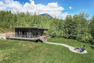 Newly built cabin on acreage, loaded with amenities, 5 mins drive to everything!