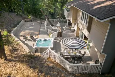 Image de Hidden Oaks Farmhouse by AvantStay | Hot Tub, Deck