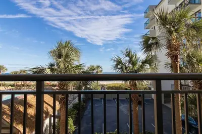Image de Sea Breeze Gateway Oceanfront Suite 3rd Floor