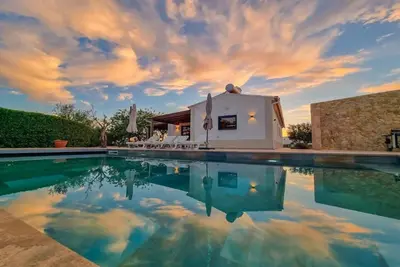 Image de Villa \"Casa Das Andorinhas\" avec vue sur les montagnes, piscine chauffée privée et Wi-Fi