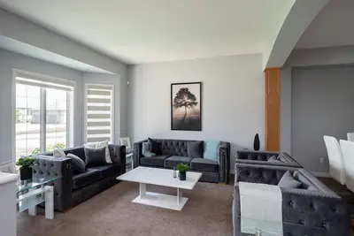 (46) Charming Retreat in Tranquil Neighbourhood