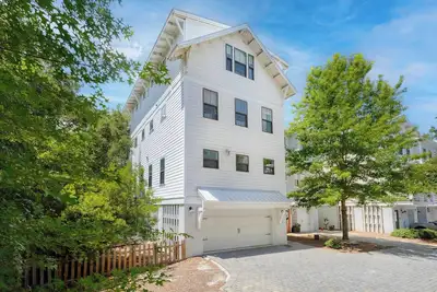 Image de Mt Pleasant Beach Retreat- Mins to Beach + Hot Tub