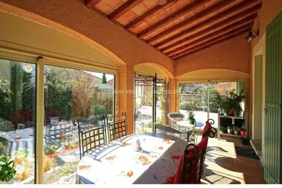 Image de Villa avec jardin & piscine située au calme dans une impasse.