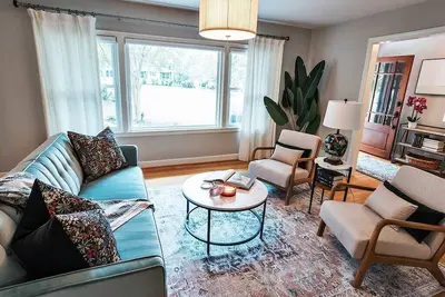 Image de Luxurious Hidden Oasis in Forrest Acres