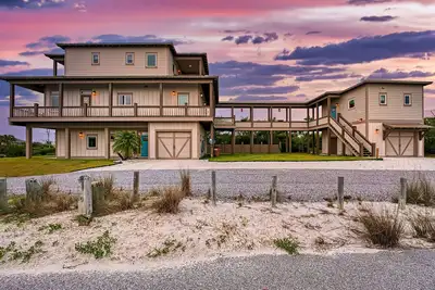 Image de Hot Tub & Fire Pit |  Only a 4-minute walk to beach-private beach access