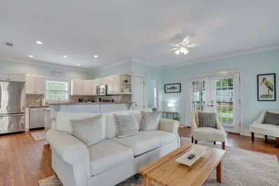 Image de Coastal Inspired Bungalow Minutes to Downtown and Beach by Lucky Savannah