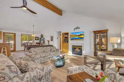 Cozy, pets 3bed 3 bath Ac Ht outside seating, grea