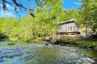 Image de Riverfront Cottage that offer Incredible views, is pet friendly and private