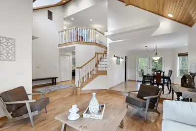 Image de Spacious home with Bbq, Hot Tub, large deck, porch swing, smart Tv + more!