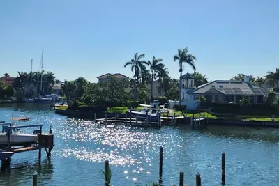 Image de Waterfront condo newly remodeled and furnished. Community pool and tennis court.